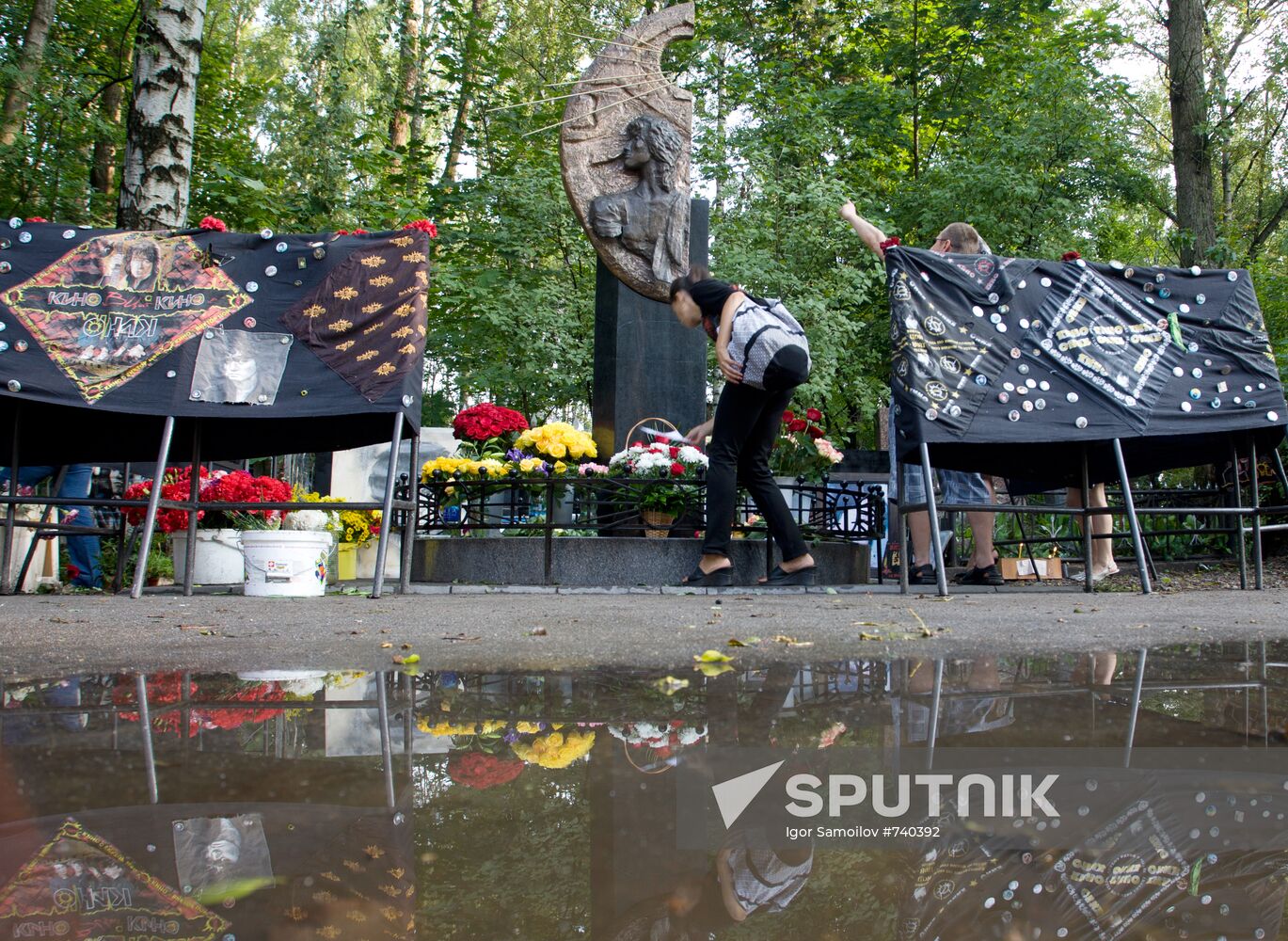 Statue of Viktor Tsoi at his grave