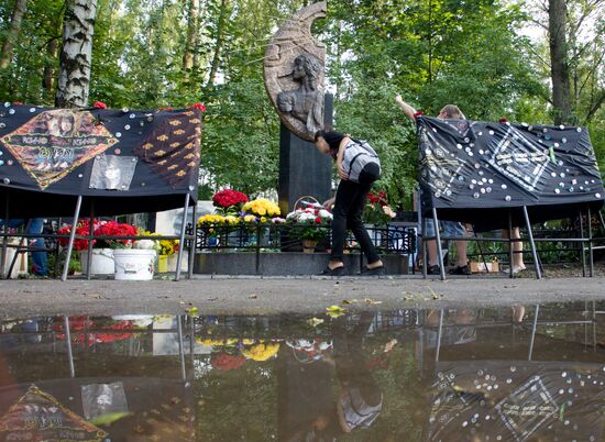 Statue of Viktor Tsoi at his grave