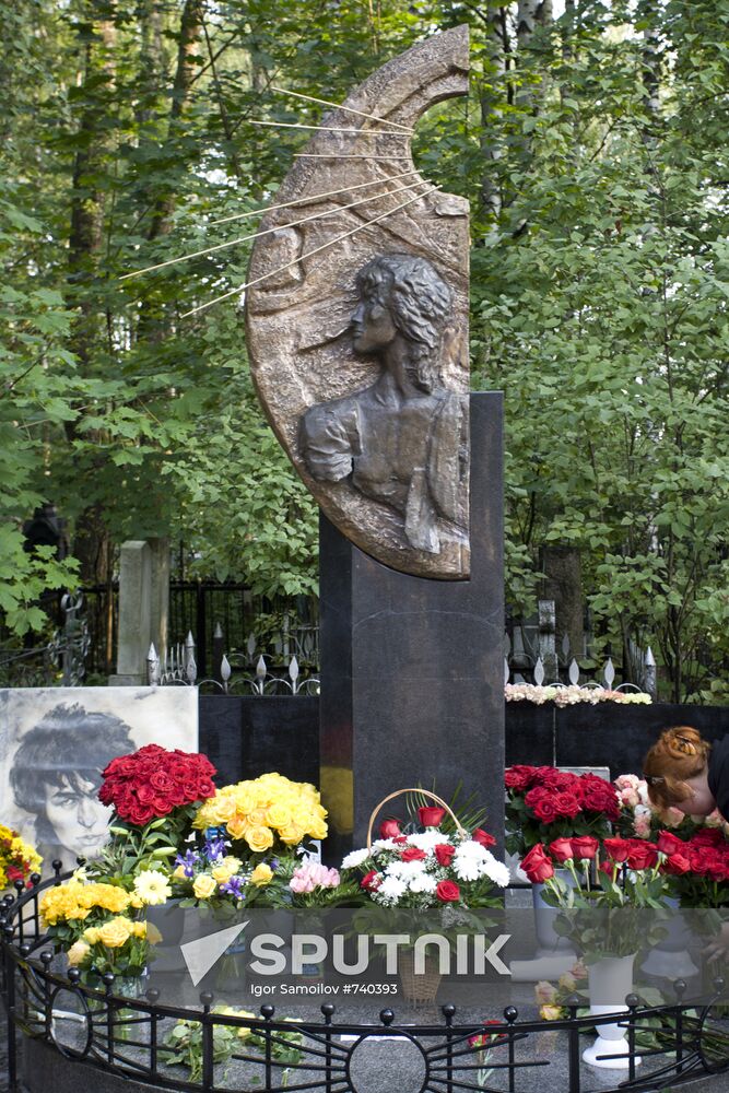 Statue of Viktor Tsoi at his grave