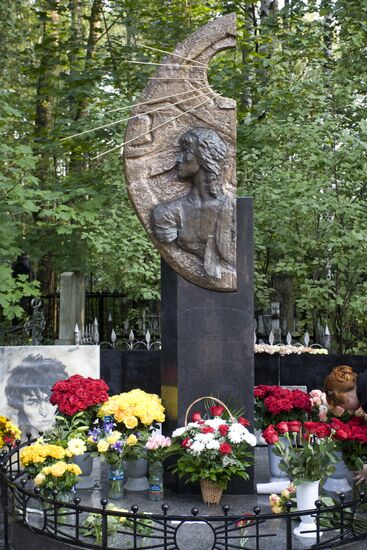Statue of Viktor Tsoi at his grave