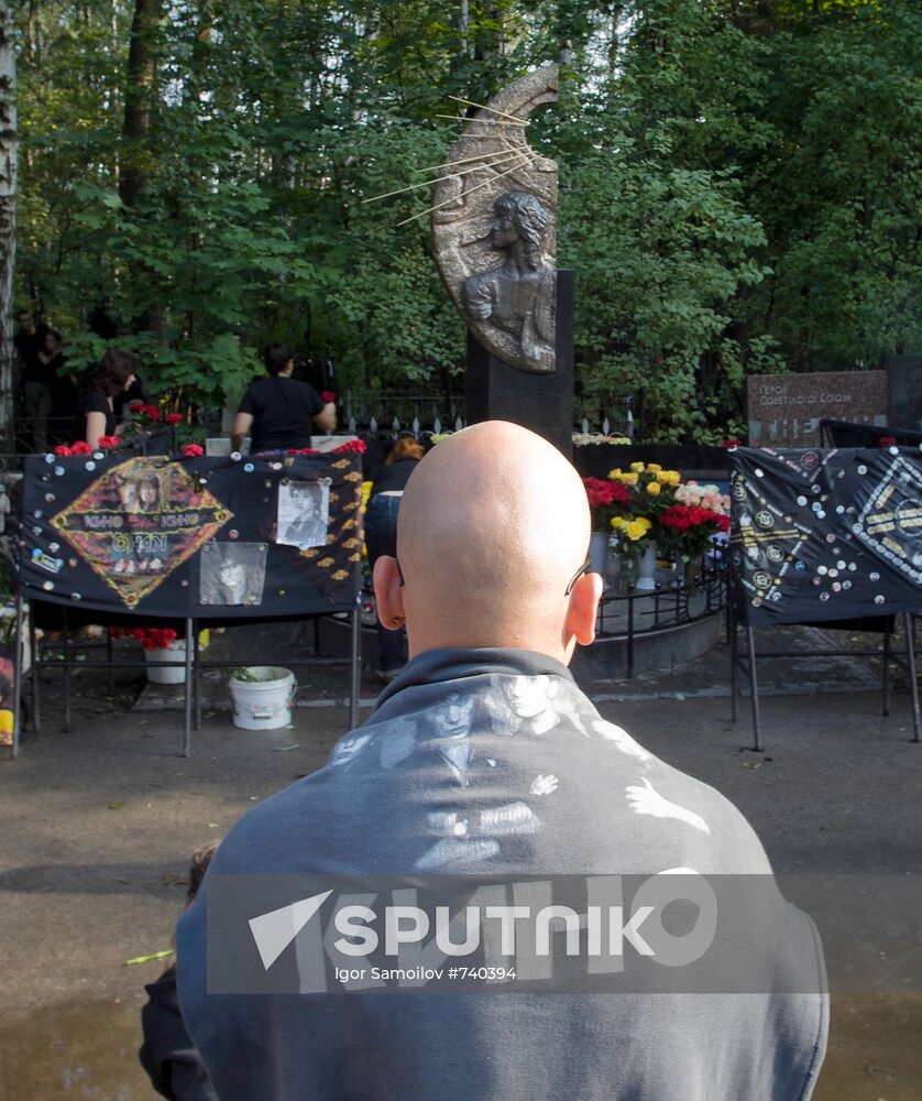 Kino band fan at Viktor Tsoi's grave
