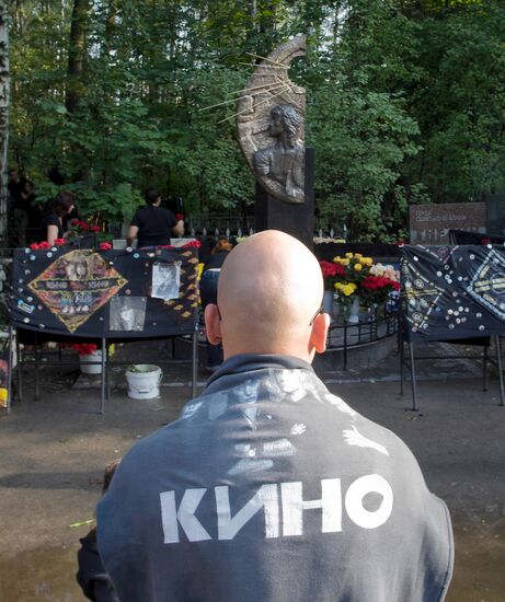 Kino band fan at Viktor Tsoi's grave