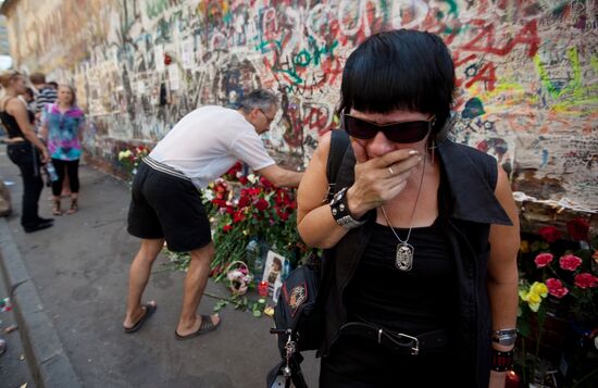Victor Tsoy fans lay flowers to his wall