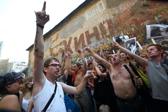 Viktor Tsoi fans gather by Tsoi Wall in Arbat Street