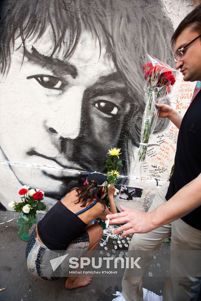 Victor Tsoy fans lay flowers to his wall