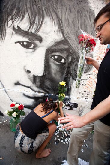 Victor Tsoy fans lay flowers to his wall
