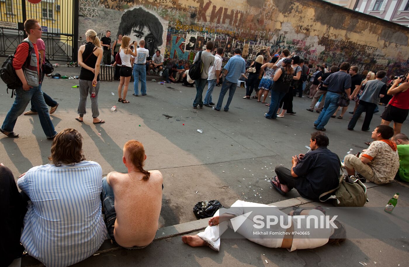 Victor Tsoy fans at his wall on Arbat Street