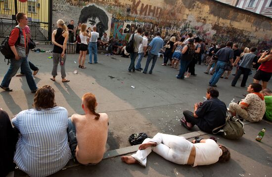 Victor Tsoy fans at his wall on Arbat Street