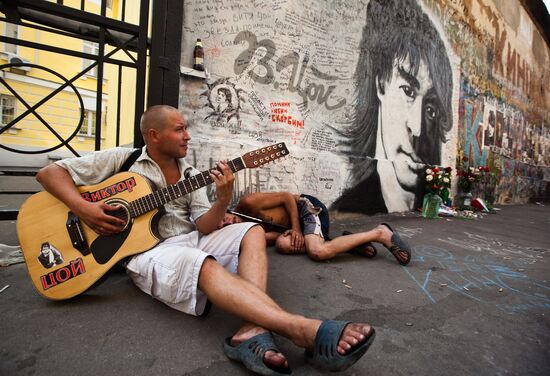 Victor Tsoy fans at his wall on Arbat Street
