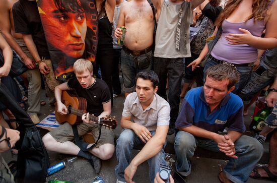 Victor Tsoy fans at his wall on Arbat Street