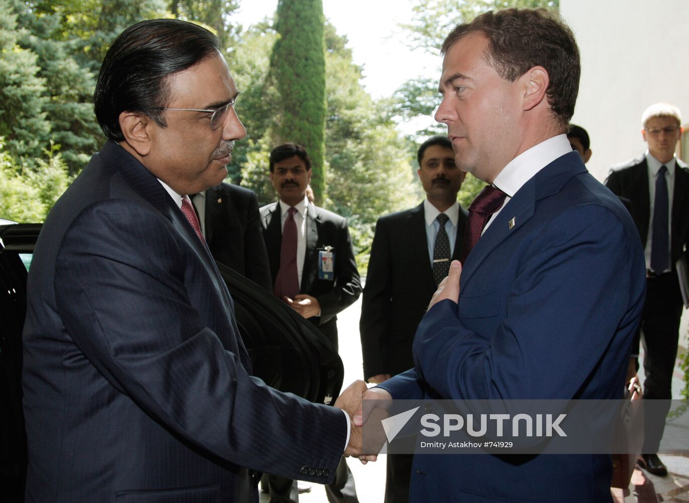 Dmitry Medvedev meets Pakistan's President Zardari