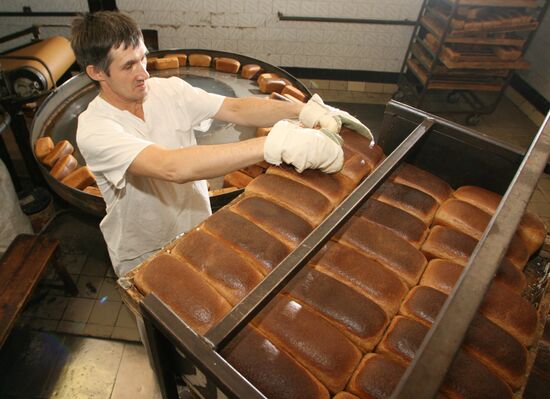Bread put to boxes