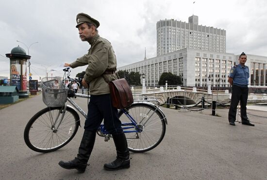 Meeting of the White House defenders on Gorbaty Bridge
