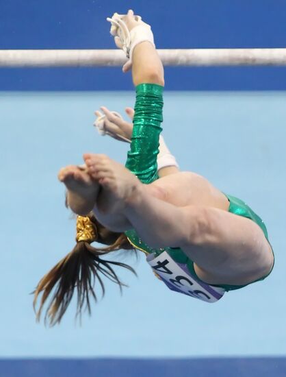 Victoria Komova wins gold in uneven bars