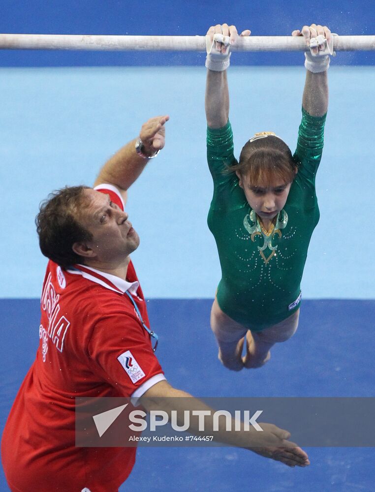 Victoria Komova wins gold in uneven bars