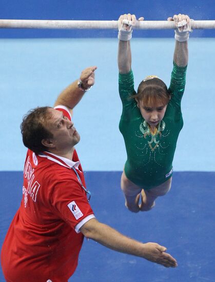 Victoria Komova wins gold in uneven bars