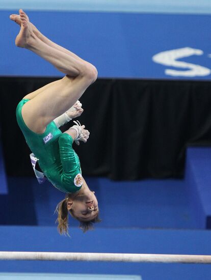Victoria Komova wins gold in uneven bars