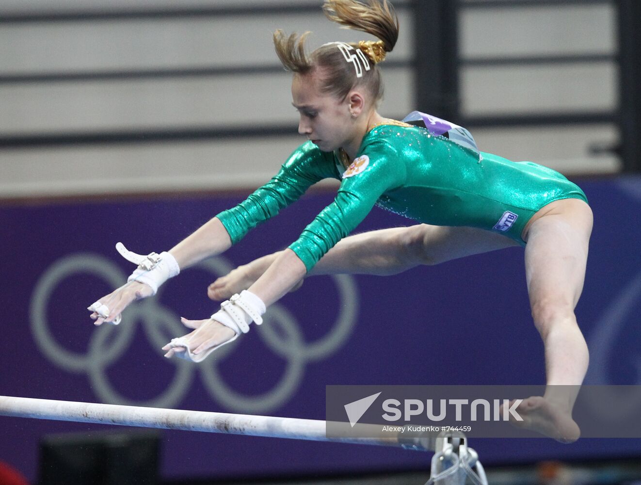 Victoria Komova wins gold in uneven bars