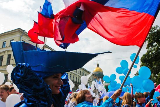 St. Petersburg celebrates Russian Flag Day