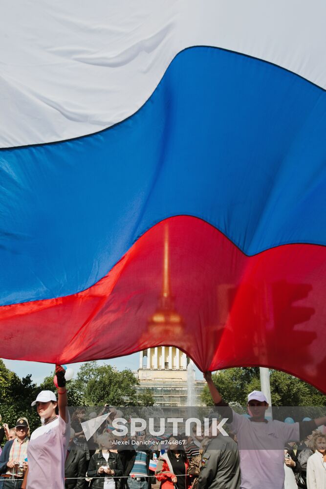 St. Petersburg celebrates Russian Flag Day