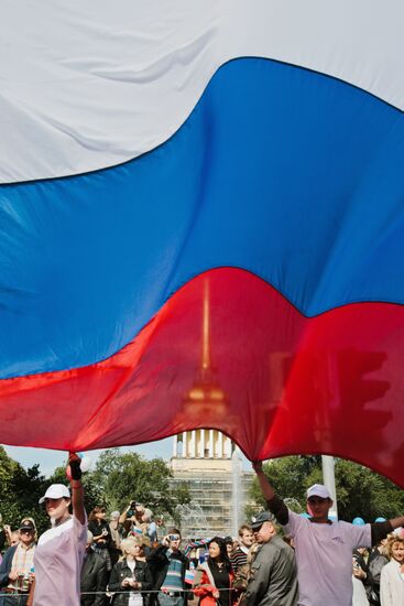 St. Petersburg celebrates Russian Flag Day