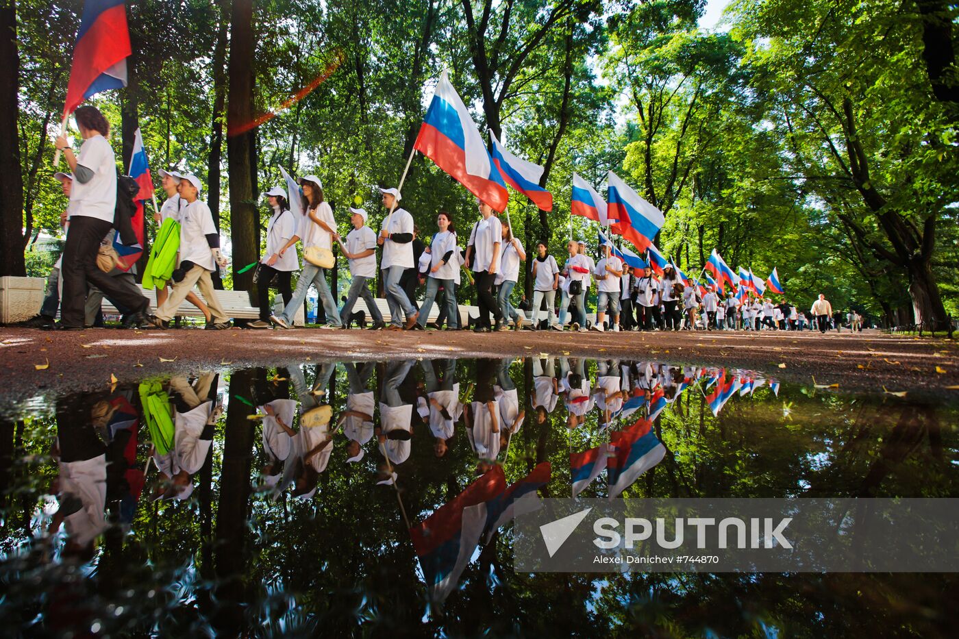 St. Petersburg celebrates Russian Flag Day