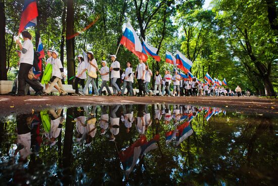 St. Petersburg celebrates Russian Flag Day