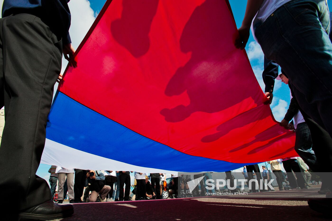 St. Petersburg celebrates Russian Flag Day