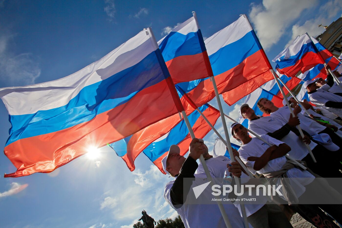 St. Petersburg celebrates Russian Flag Day