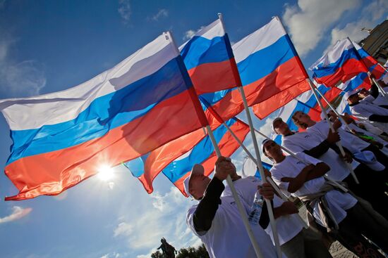 St. Petersburg celebrates Russian Flag Day