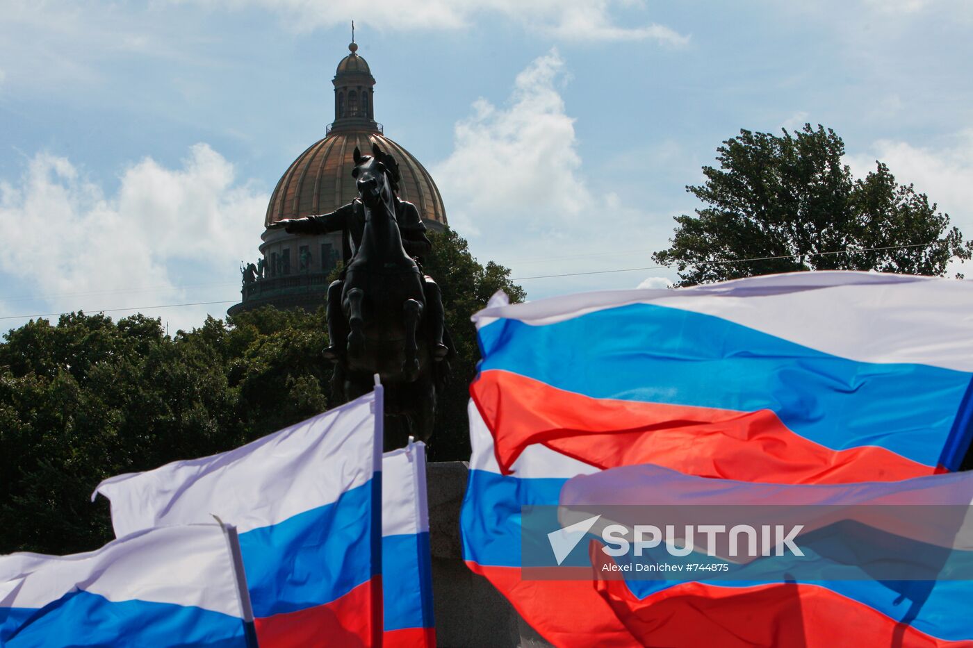 St. Petersburg celebrates Russian Flag Day