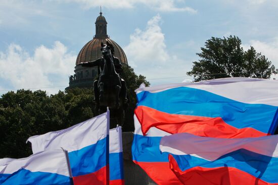 St. Petersburg celebrates Russian Flag Day