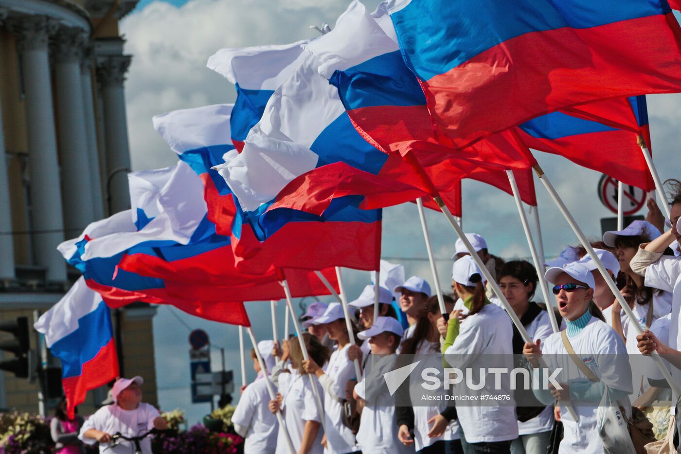 St. Petersburg celebrates Russian Flag Day