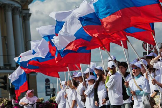 St. Petersburg celebrates Russian Flag Day