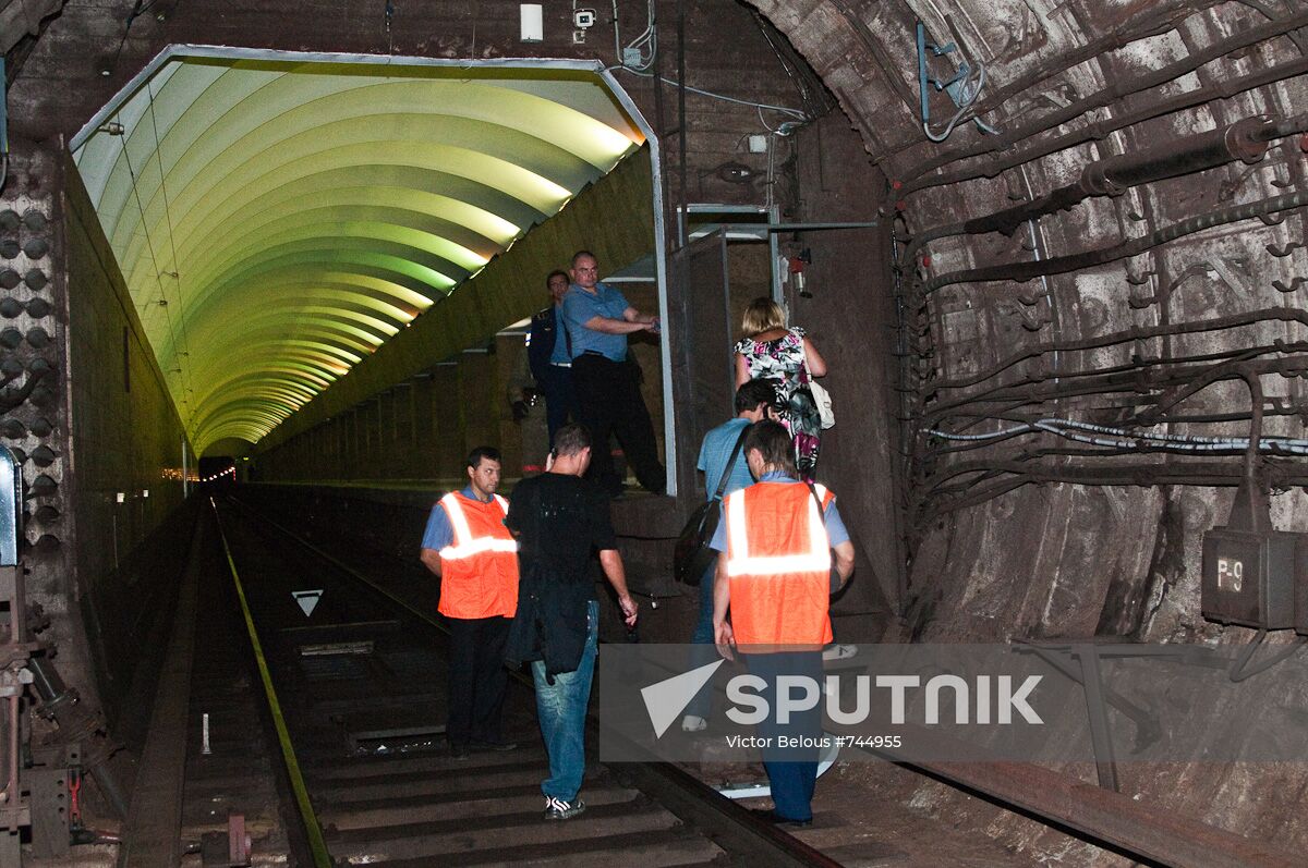 St. Petersburg metro passengers evacuated amid power blackout