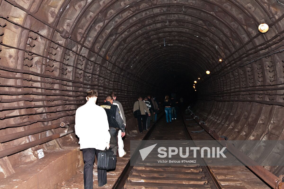 St. Petersburg metro passengers evacuated amid power blackout