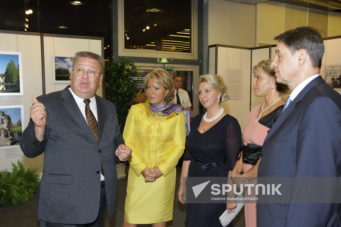 Svetlana Medvedev visits exhibition of Pavlovsk Museum