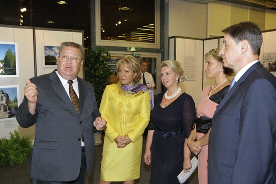 Svetlana Medvedev visits exhibition of Pavlovsk Museum