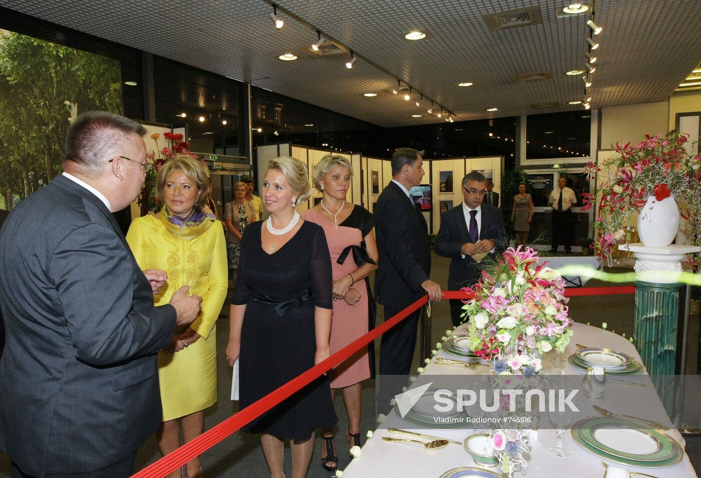 Svetlana Medvedev visits exhibition of Pavlovsk Museum