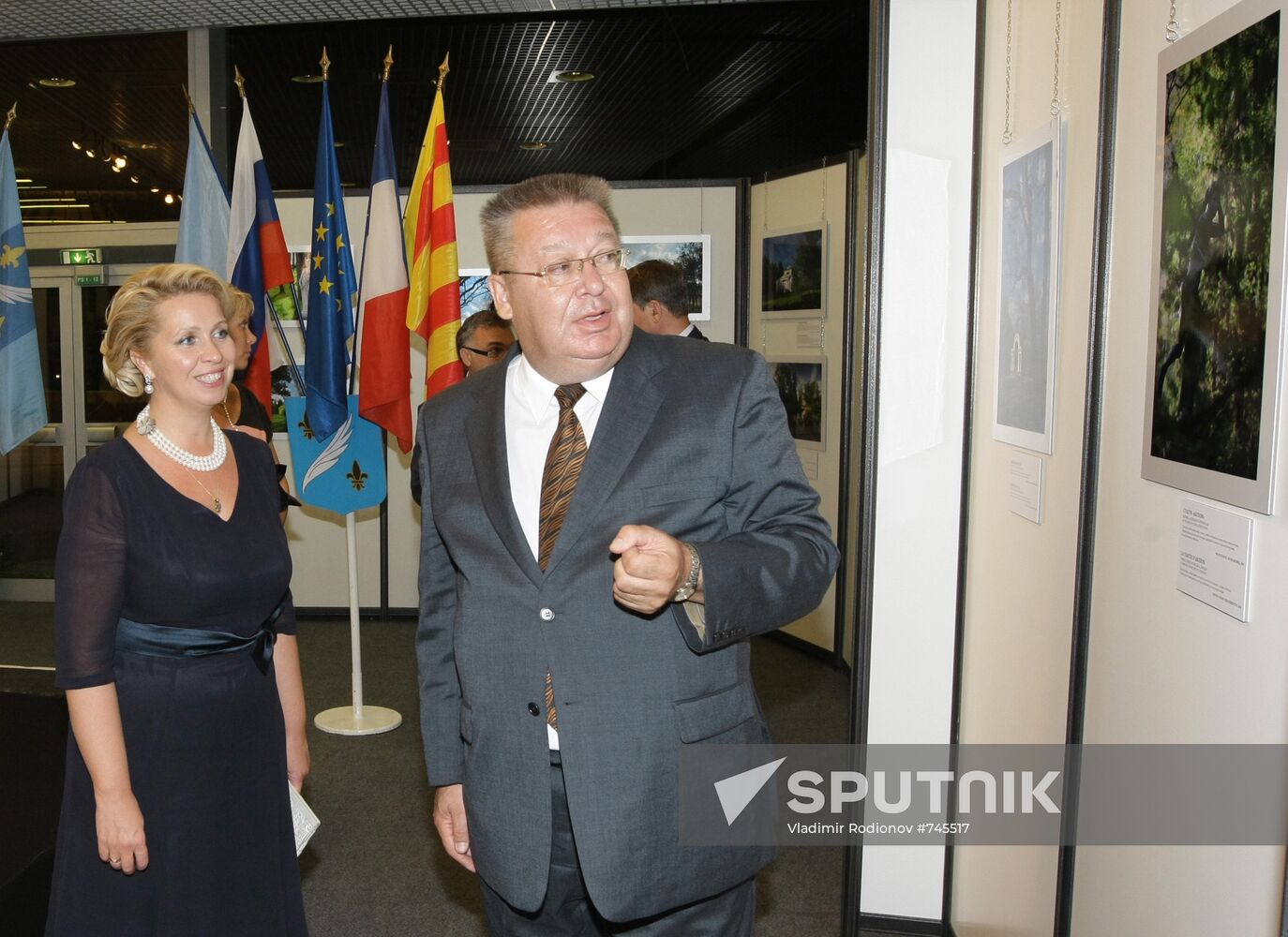 Svetlana Medvedev visits exhibition of Pavlovsk Museum