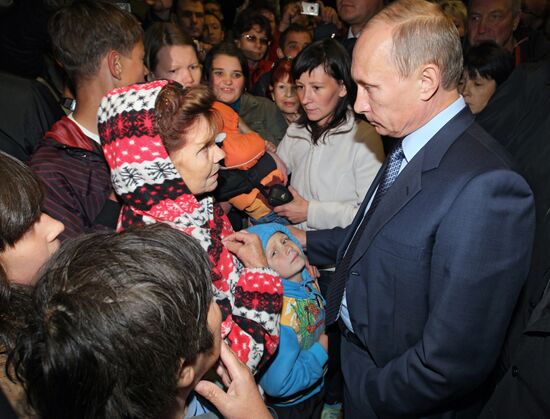 Vladimir Putin visits Cathedral of Holy Life-Giving Trinity
