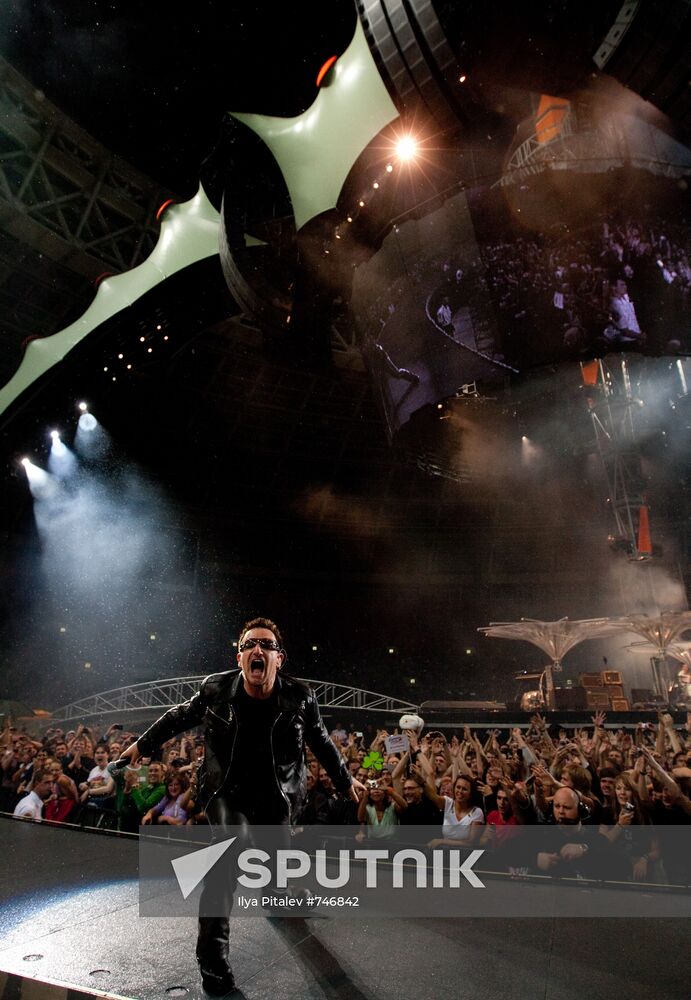 U2 performs in Moscow