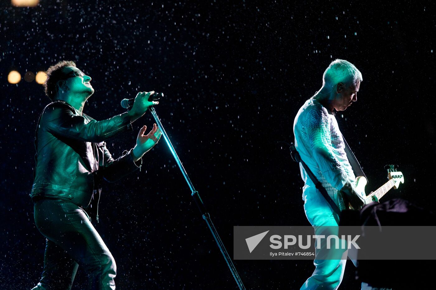 U2 performs in Moscow