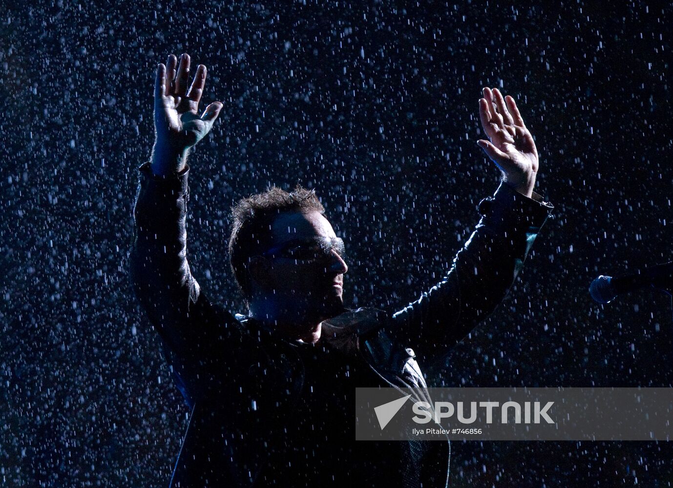 U2 performs in Moscow