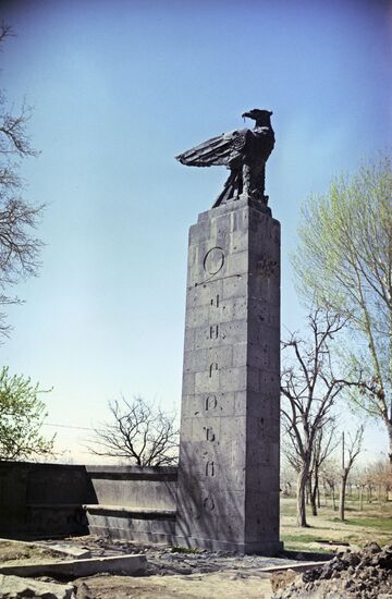 Monument in front of entrance to Zvartnots Cathedral