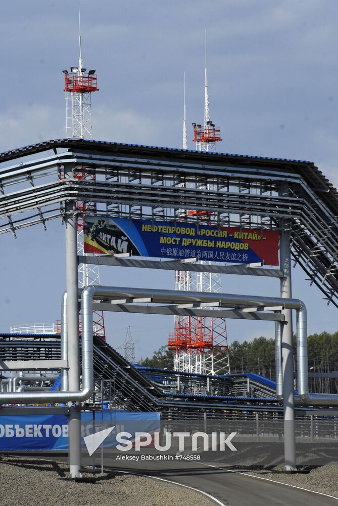 Oil pipe section from Russia to Chinese border launched