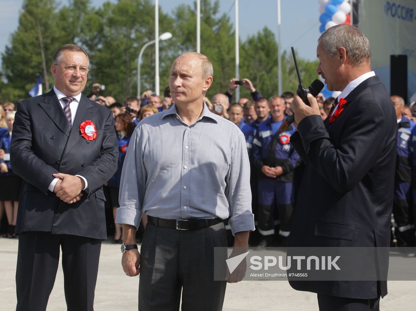 Putin opens Russian section of oil-export route to China