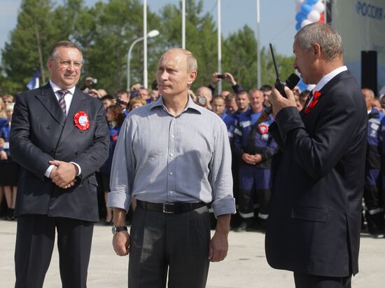 Putin opens Russian section of oil-export route to China