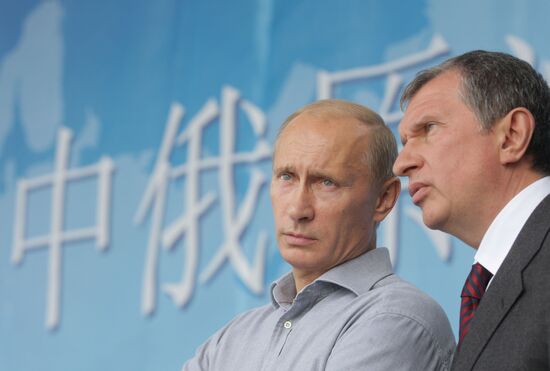 Putin opens Russian section of oil-export route to China