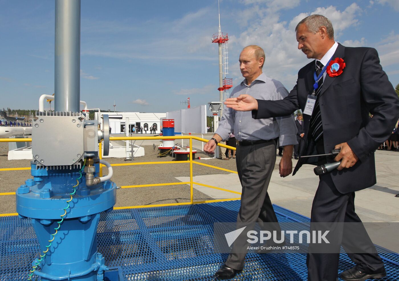 Putin opens Russian section of oil-export route to China